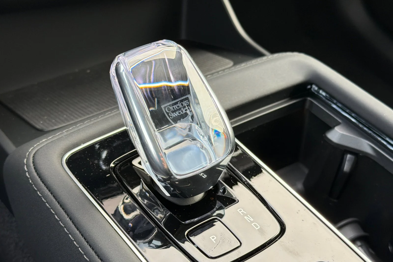 New 2026 VAPOUR GRAY Volvo Plus image 18