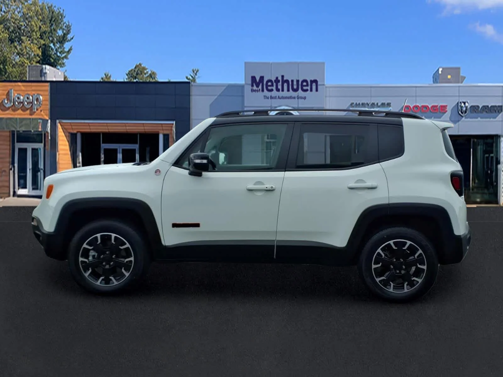 Used 2023 Alpine White Clearcoat Jeep Trailhawk image 8