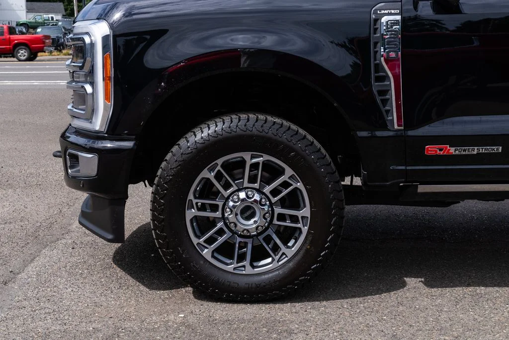 Used 2023  Ford Limited image 4