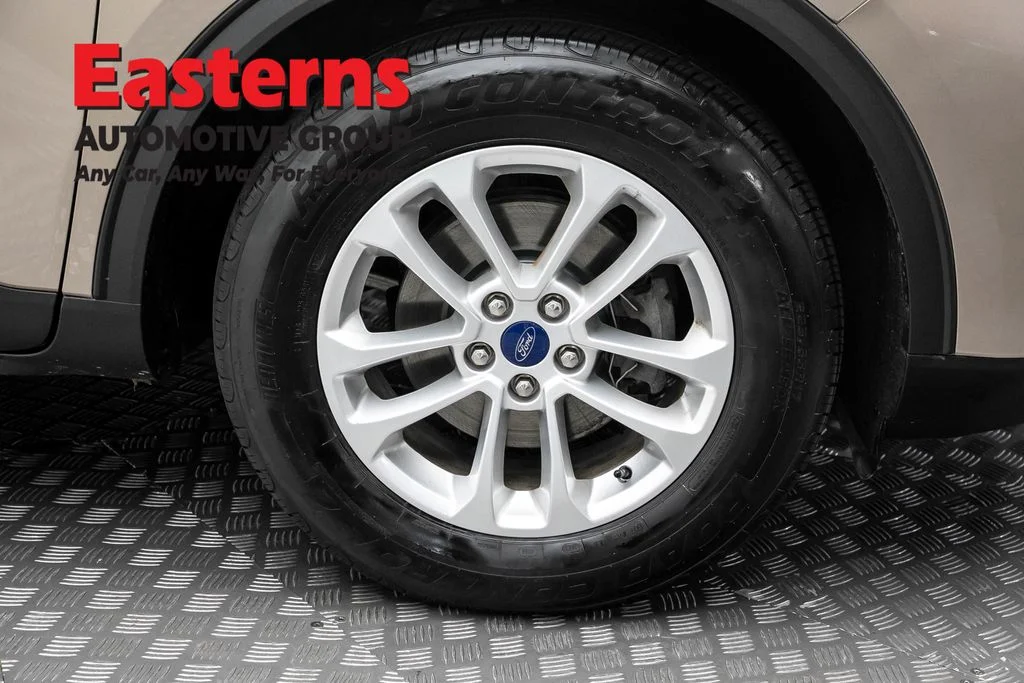 Used 2020 Gold Ford SE image 31