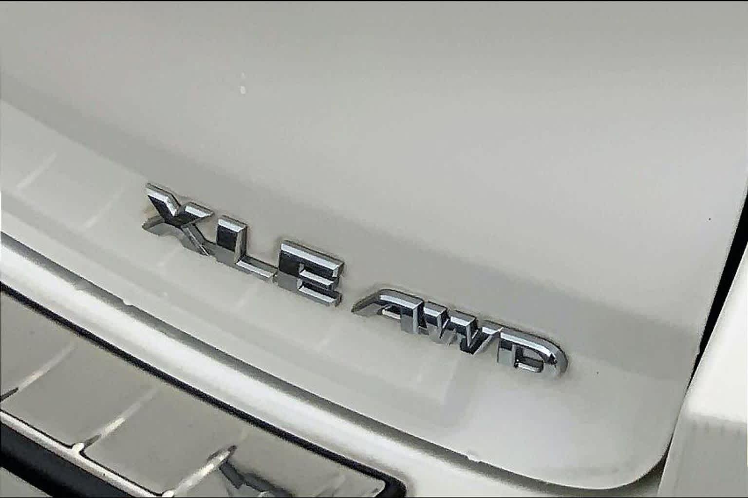 Used 2016 Blizzard Pearl Toyota XLE image 30
