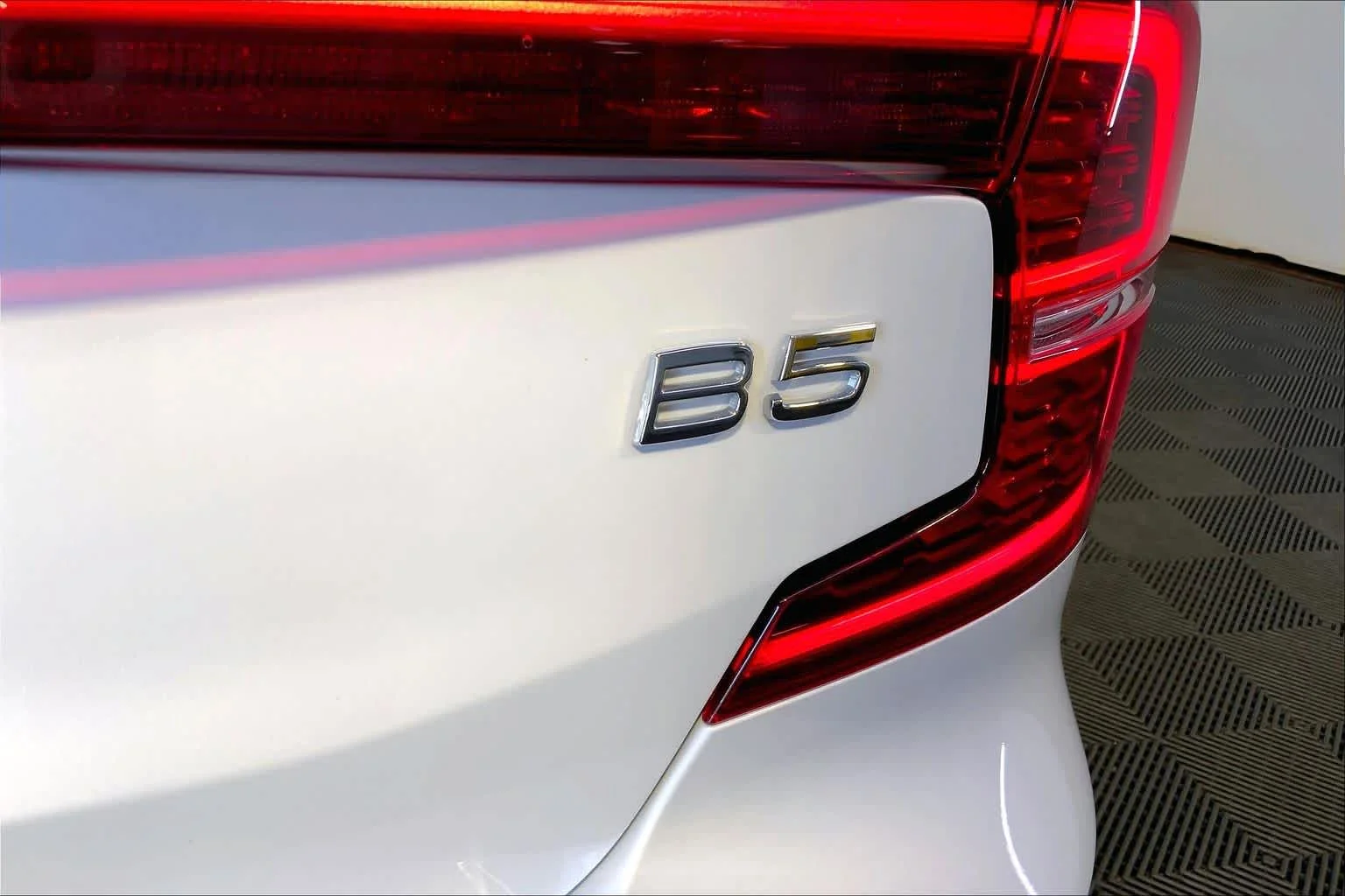 Used 2025 Crystal White Pearl Volvo Core image 35