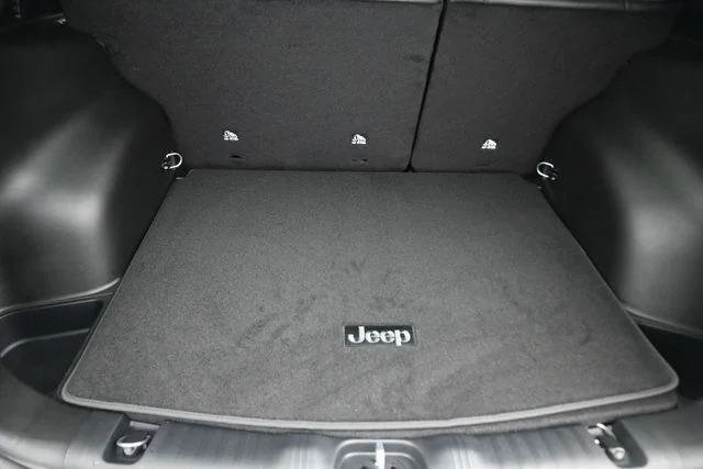 New 2026 Bright White Clear-Coat Exterior Paint Jeep Latitude image 25