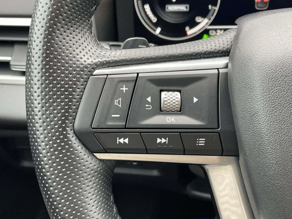 2025 Mitsubishi Outlander Plug-in Hybrid SE - Photo 10