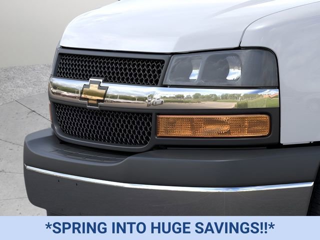 New 2025 Summit White Chevrolet WT image 13