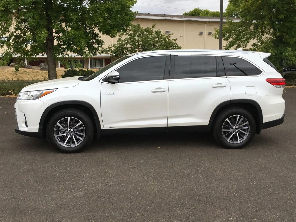 Used 2019 White Toyota XLE image 3