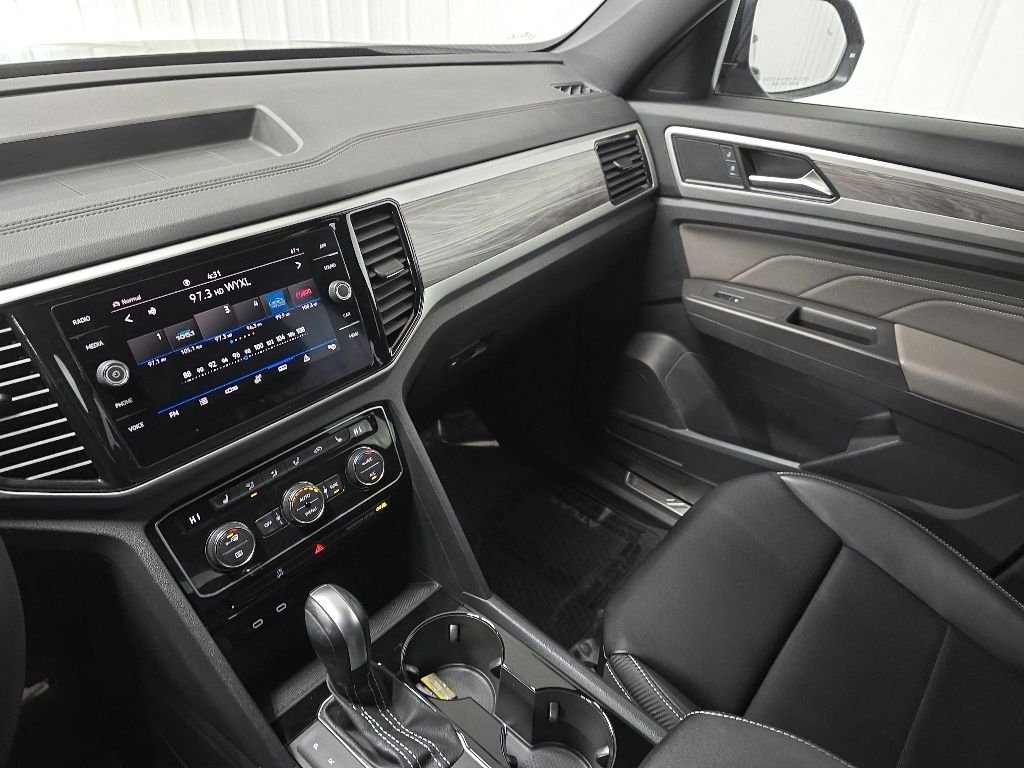 Used 2022 Deep Black Volkswagen 3.6L V6 SE w/Technology image 25