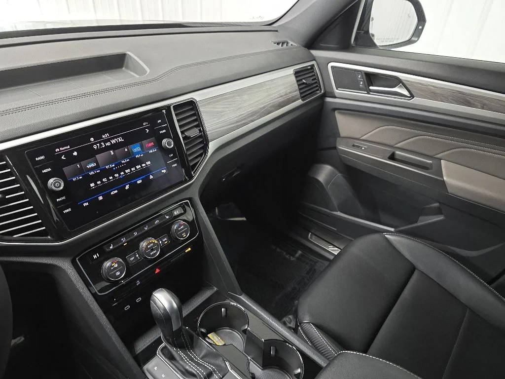 Used 2022 Black Volkswagen 3.6L V6 SE w/Technology image 25