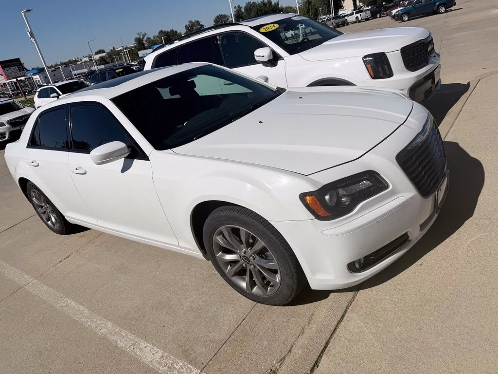 Used 2014 White Chrysler S image 6