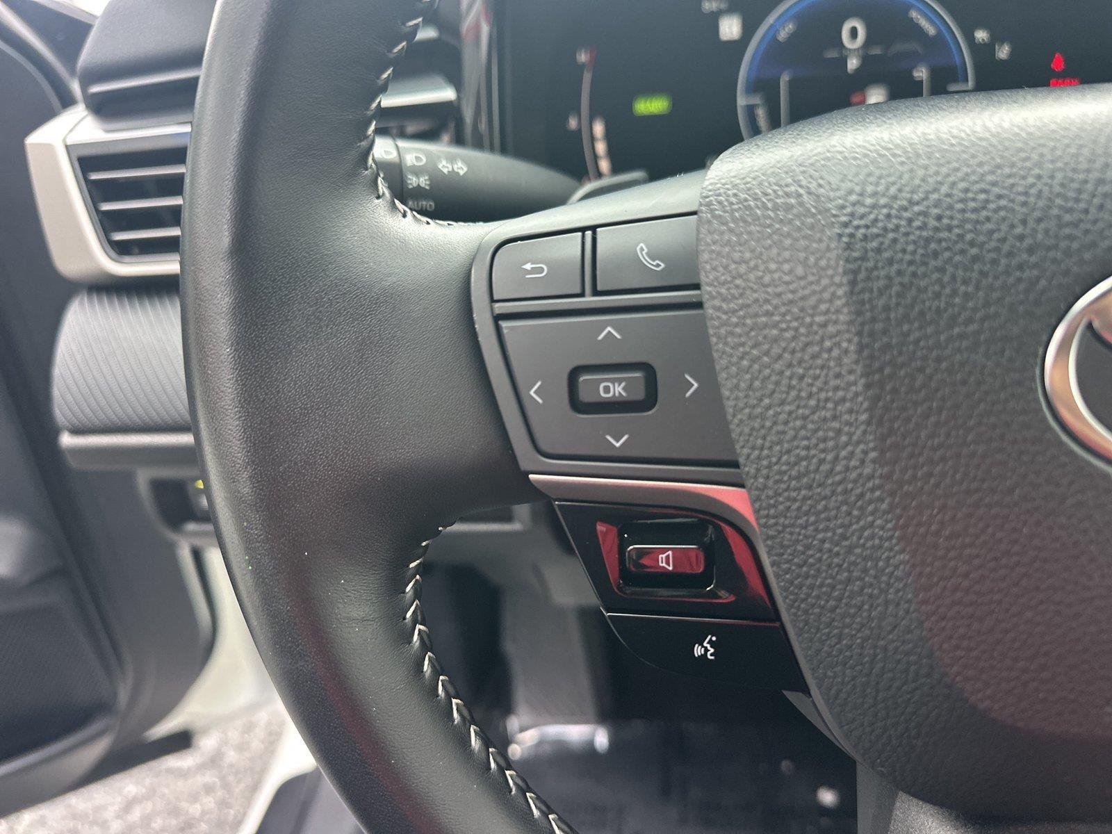 Used 2025 Ice Cap Toyota SE image 9