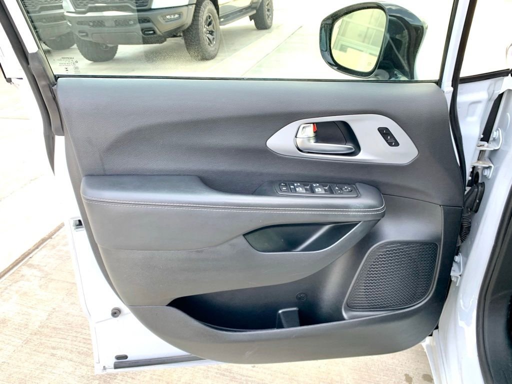 Used 2025 White Chrysler Limited image 10