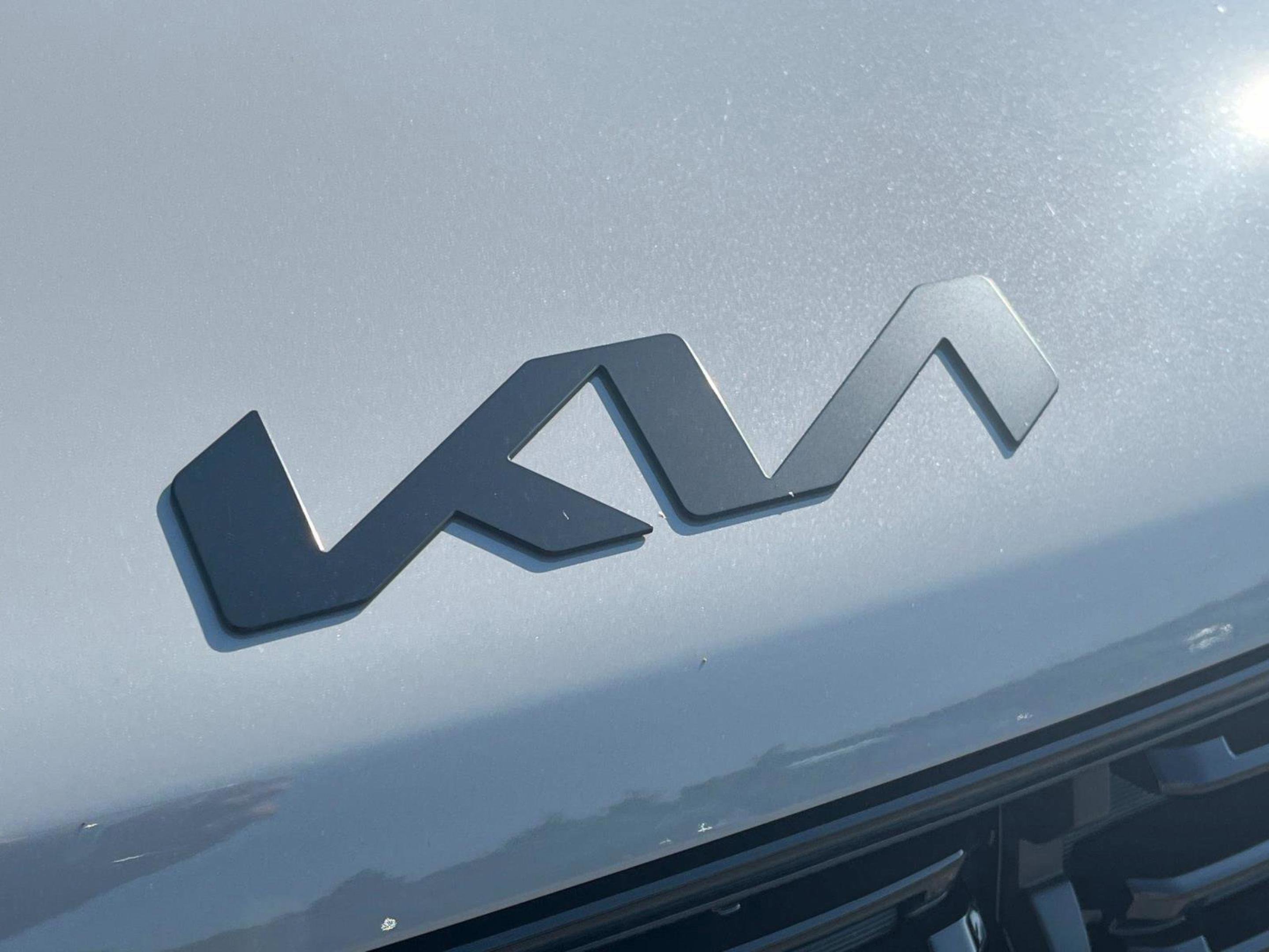 New 2025 Wolf Gray Kia X-Line SX AWD image 10