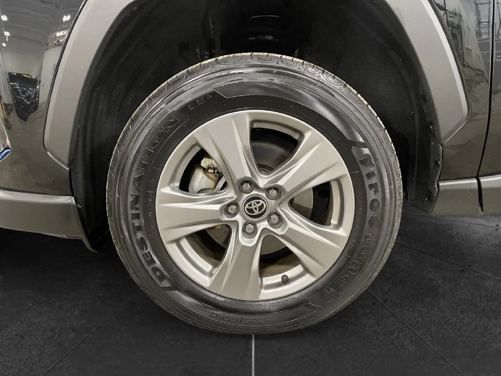 Used 2025 Midnight Black Metallic Toyota XLE image 14
