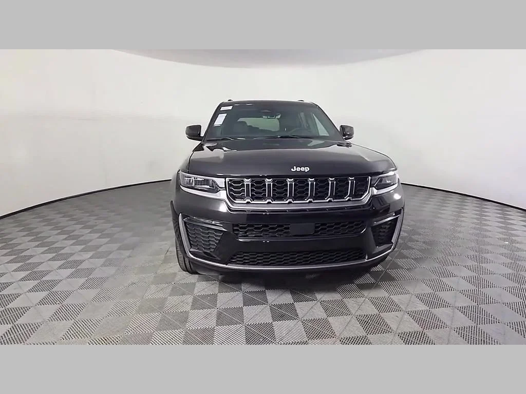 New 2026 Diamond Black Crystal Pearl-Coat Exterior Paint Jeep Limited image 36