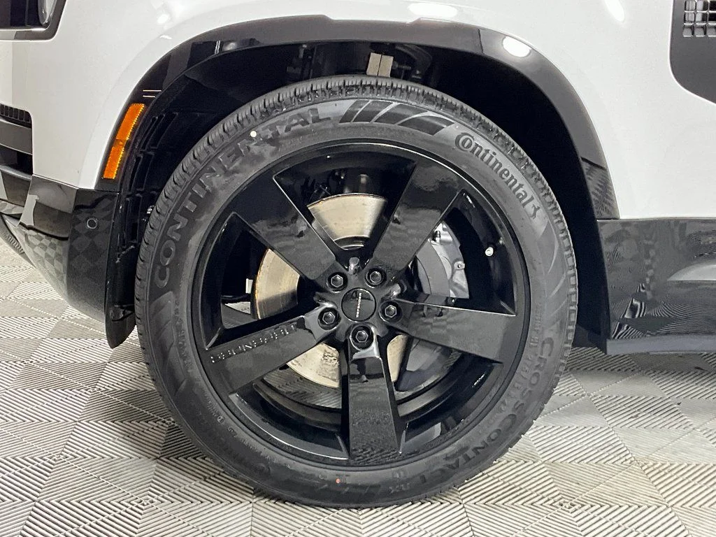 New 2026 Fuji White Land Rover X-Dynamic SE image 9