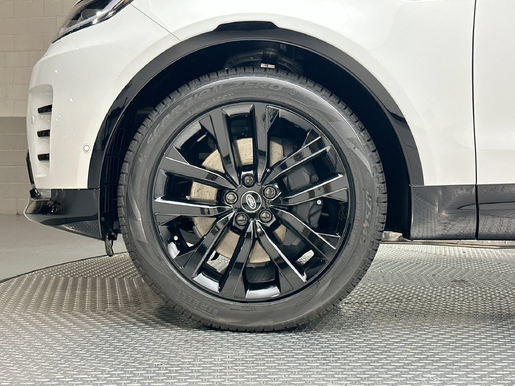 New 2026 Fuji White Land Rover Gemini Edition image 5