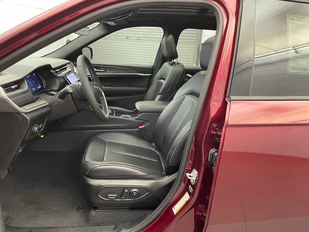 New 2025 Velvet Red Pearl-Coat Exterior Paint Jeep Limited image 17