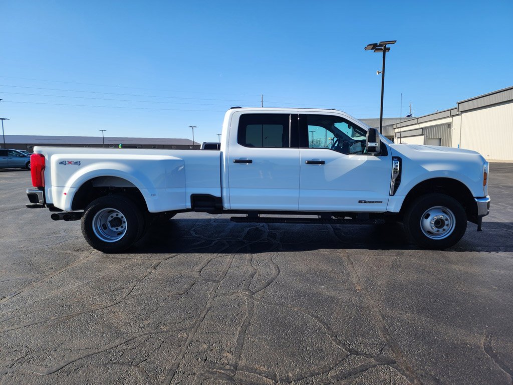 Used 2024 Oxford White Ford XLT image 4