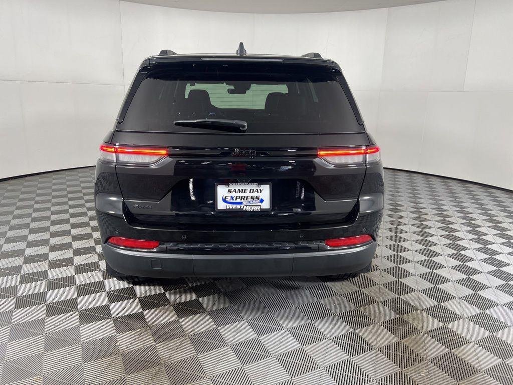 Used 2025 Diamond Black Crystal Pearlcoa Jeep Altitude X image 8
