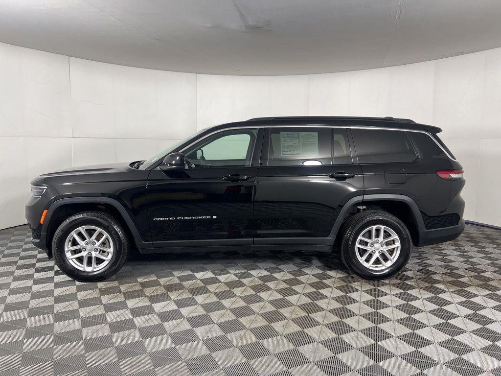 Used 2025 Diamond Black Crystal Pearlcoat Jeep Laredo image 5