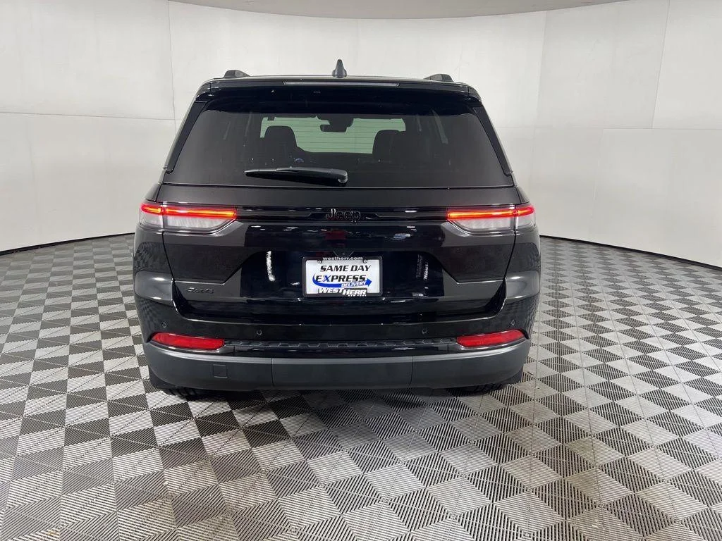Used 2025 Diamond Black Crystal Pearlcoa Jeep Altitude X image 8