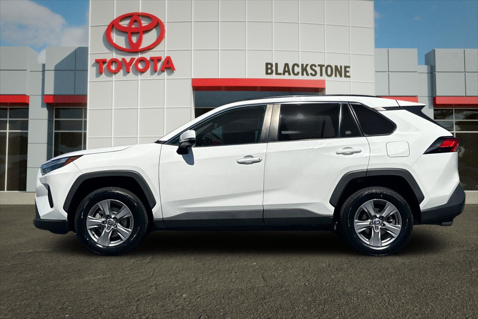 Used 2022 White Toyota XLE image 6