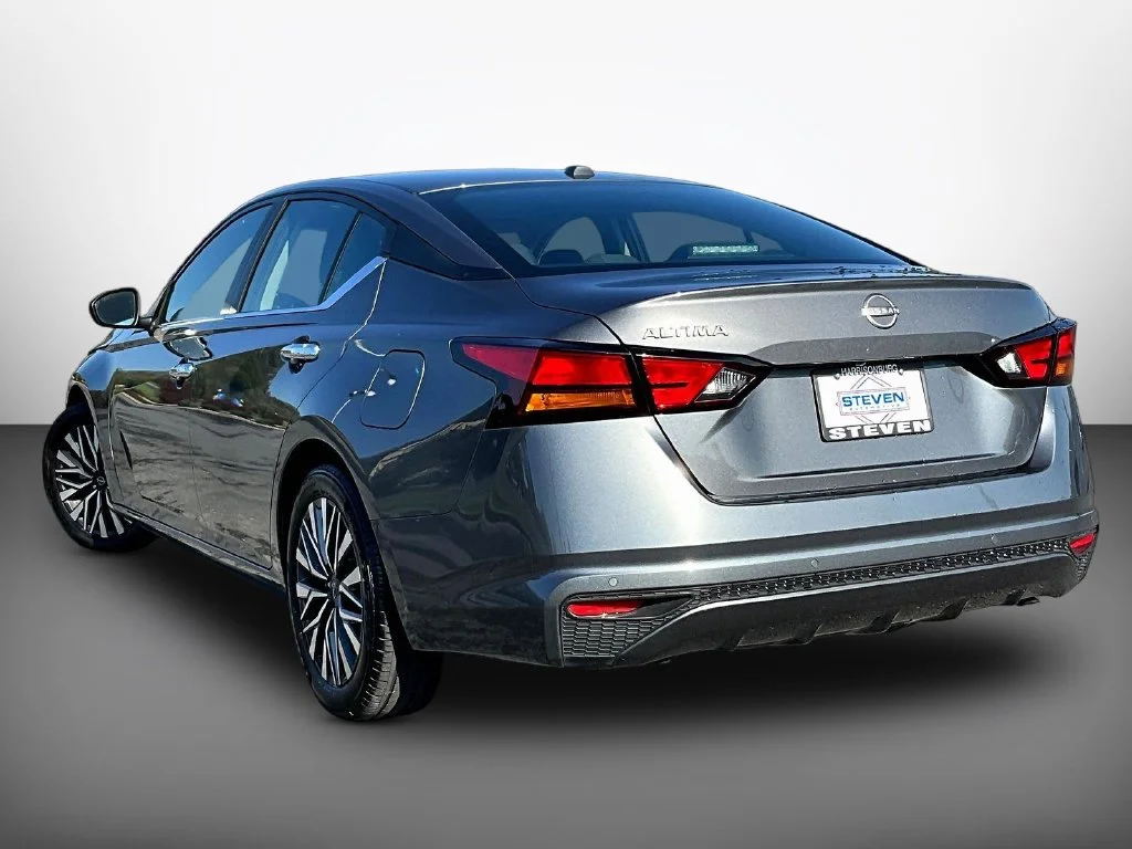 Used 2025 Gun Metallic Nissan 2.5 SV image 4