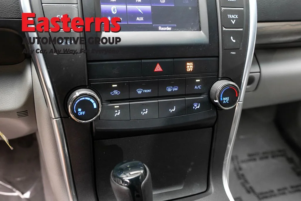 Used 2015 Silver Toyota LE image 19
