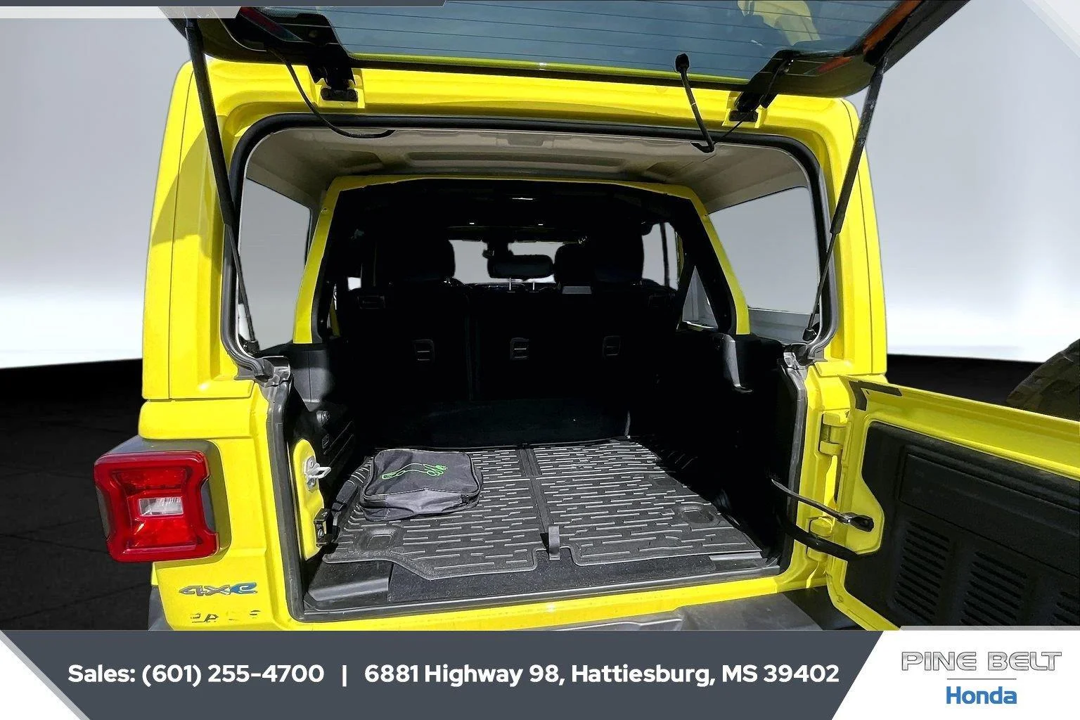 Used 2024 High Velocity Clearcoat Jeep Sahara image 21