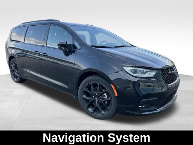Used 2025 Black Chrysler Limited image 3