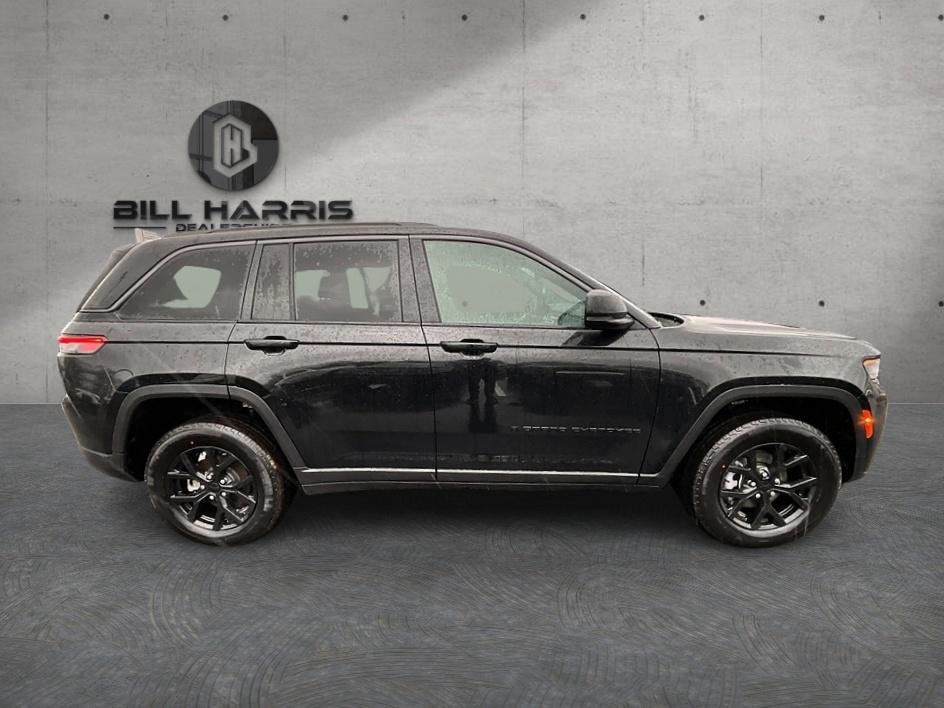 New 2026 Diamond Black Crystal Pearl-Coat Exterior Paint Jeep Laredo Altitude image 5