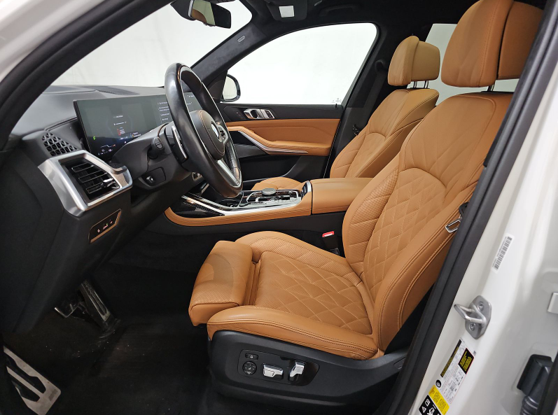 Used 2024 White BMW xDrive40i image 2