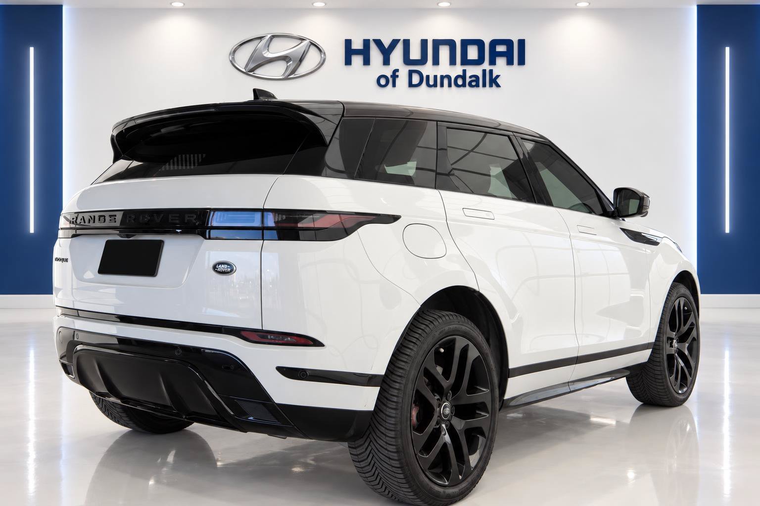 Used 2023 White Land Rover R-Dynamic SE image 4