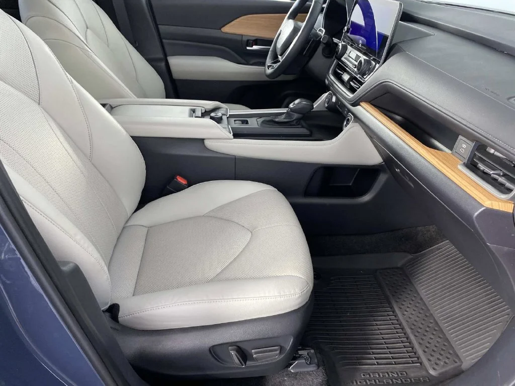 Used 2025 Cloud Toyota Platinum image 11