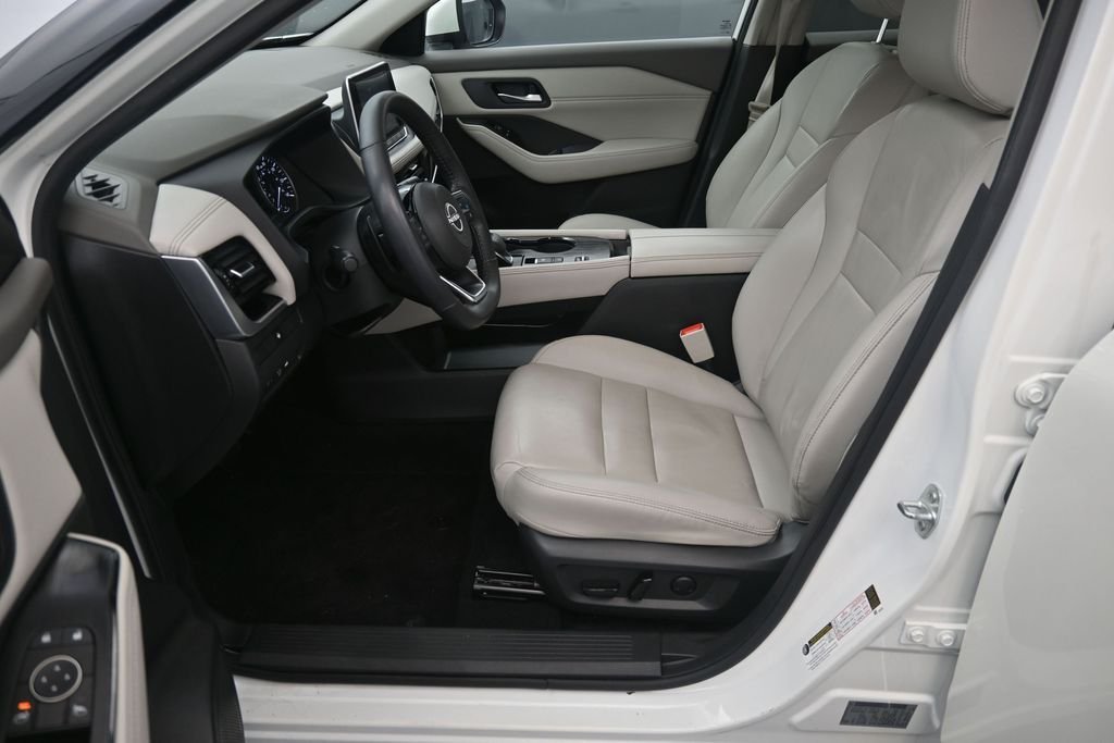 Used 2023 Pearl White Nissan SL image 16