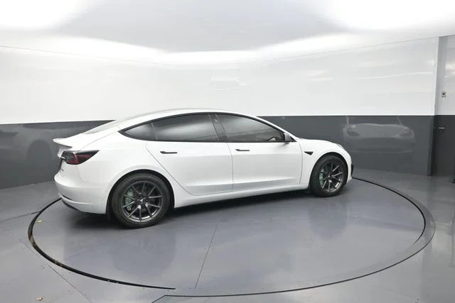 Used 2022  Tesla Long Range image 9