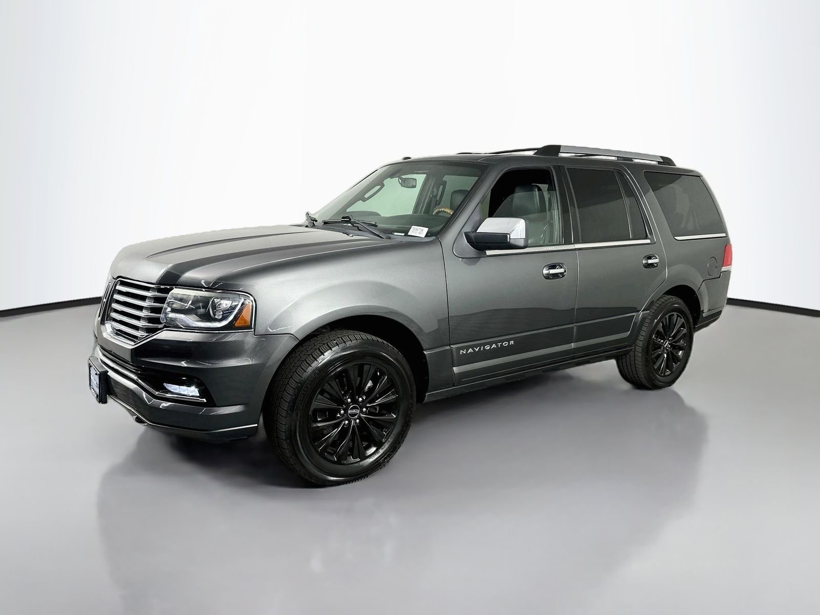Used 2015 Magnetic Metallic Lincoln Base image 3