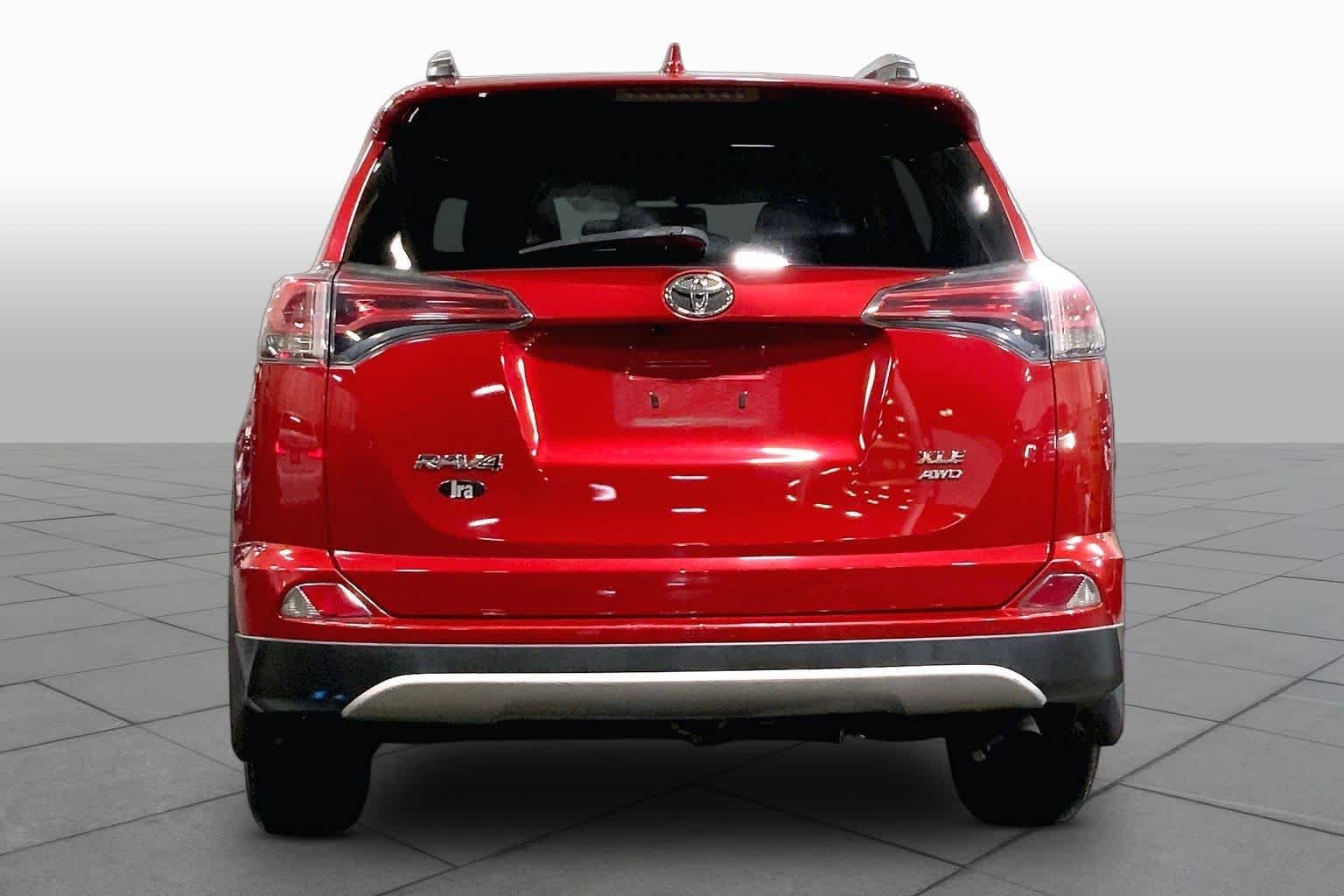 Used 2016 Barcelona Red Metallic Toyota XLE image 5