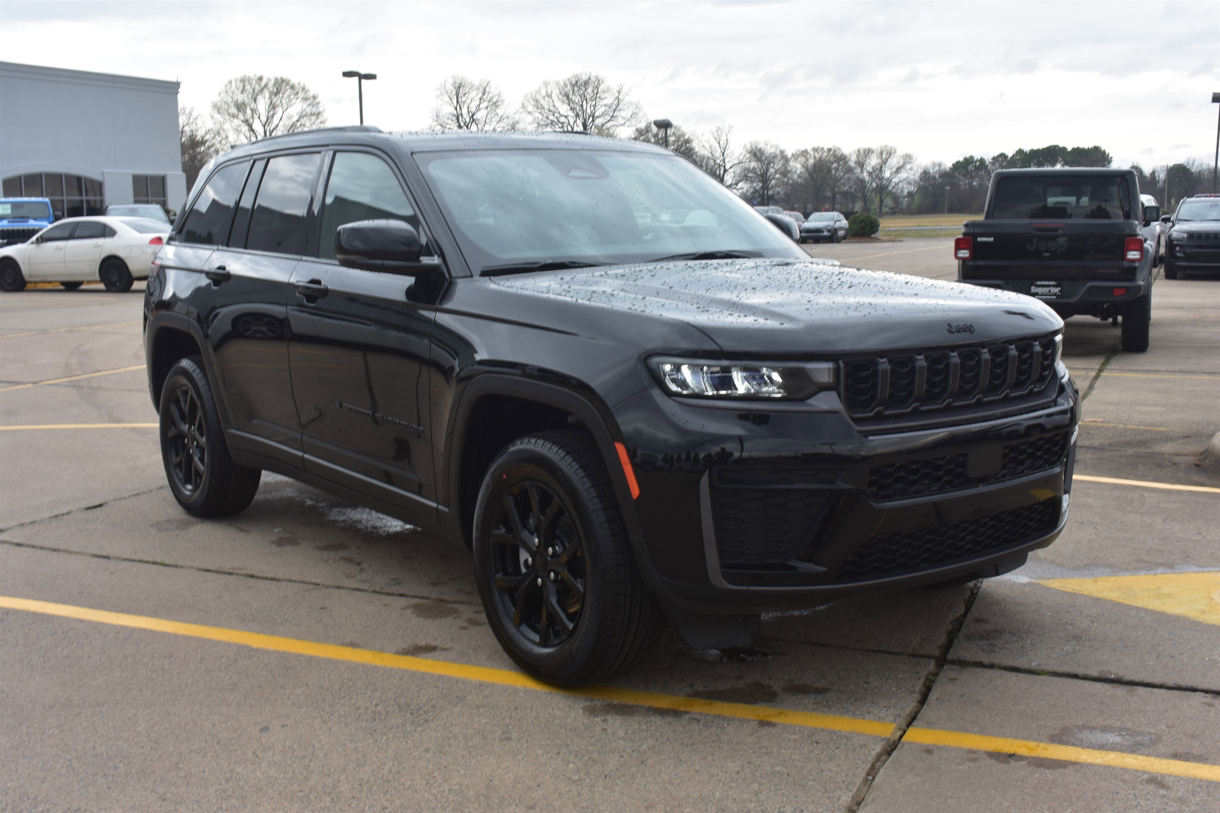 New 2026 Diamond Black Crystal Pearl-Coat Exterior Paint Jeep Laredo Altitude image 3