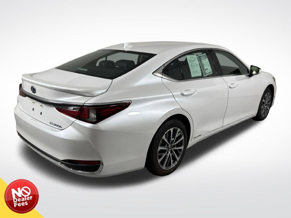 Used 2022 White Lexus 300h image 3