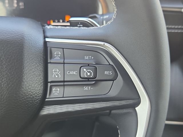Used 2023 Velvet Jeep Laredo image 18