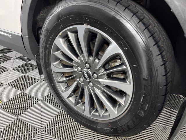 Used 2019 White Platinum Clearcoat Metallic Lincoln Select image 10