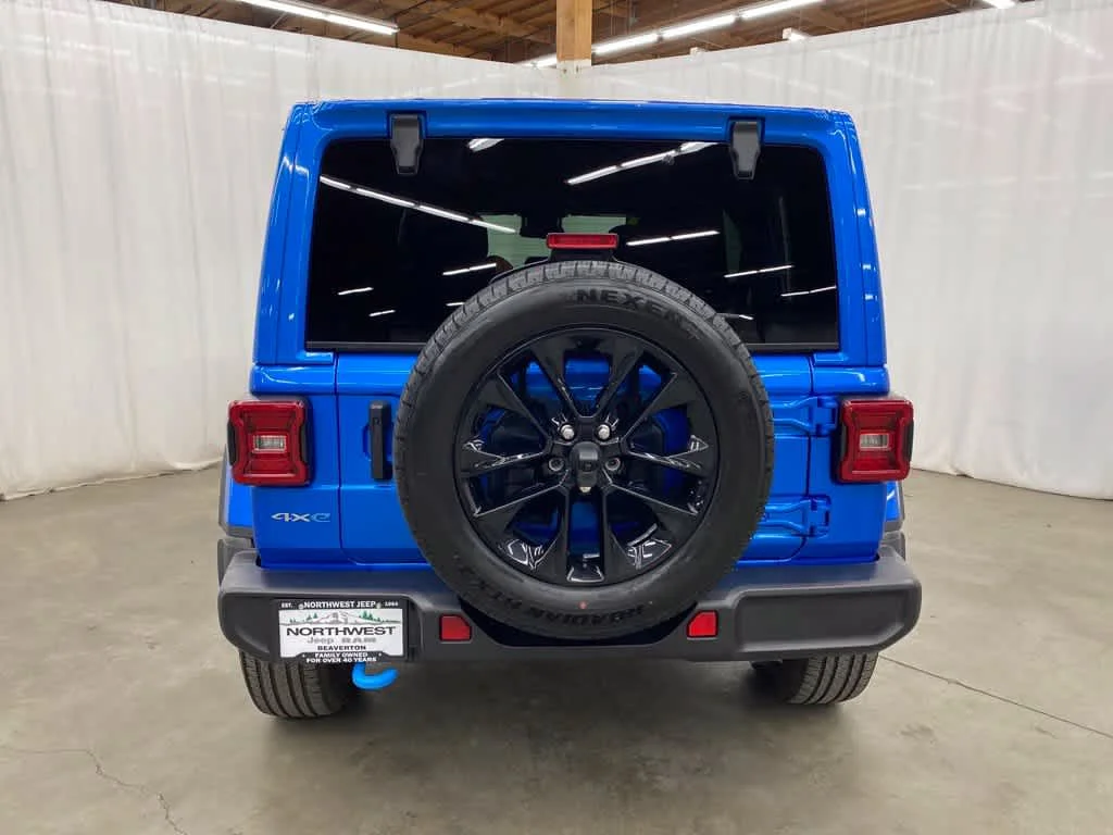 Used 2024 Hydro Blue Pearlcoat Jeep Sahara image 5
