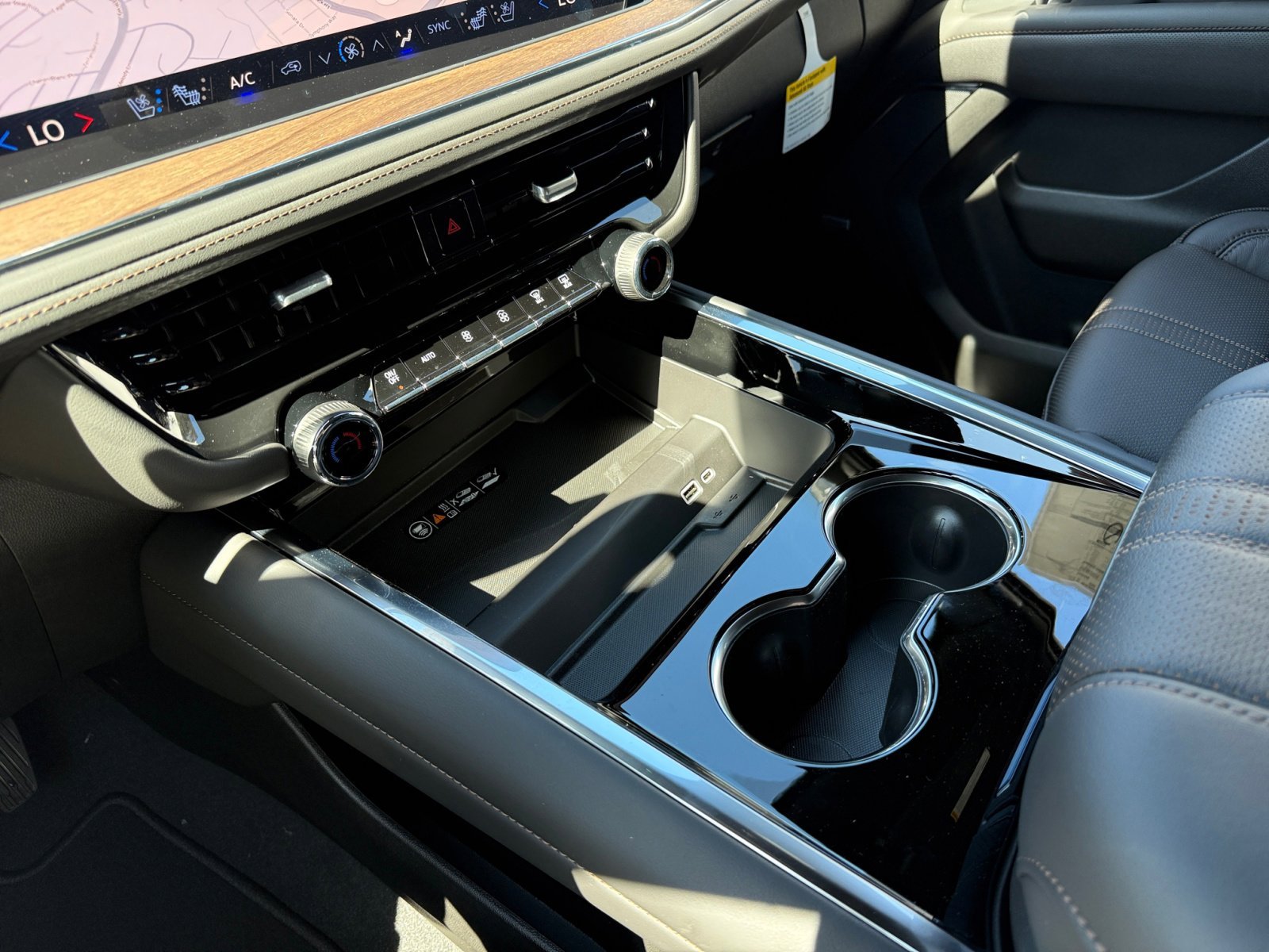 2025 Chevrolet Suburban High Country - Photo 13
