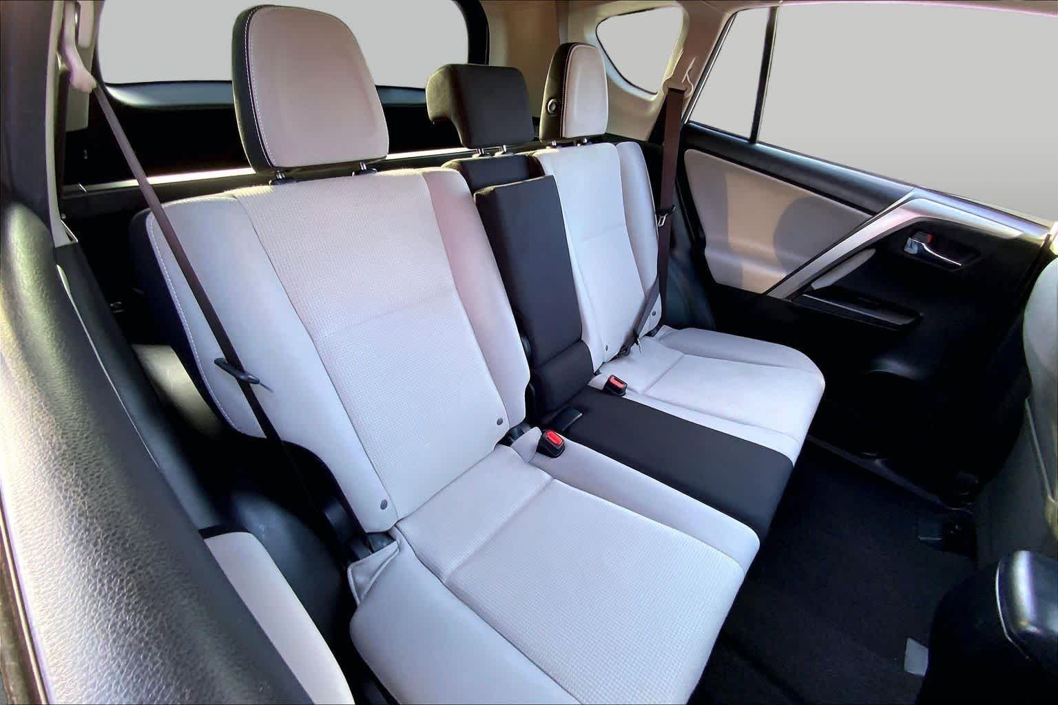 Used 2016 Super White Toyota XLE image 17