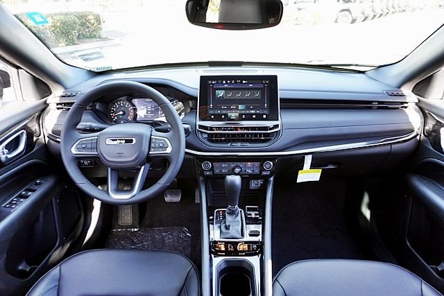 New 2026 Bright White Clearcoat Jeep Latitude image 21