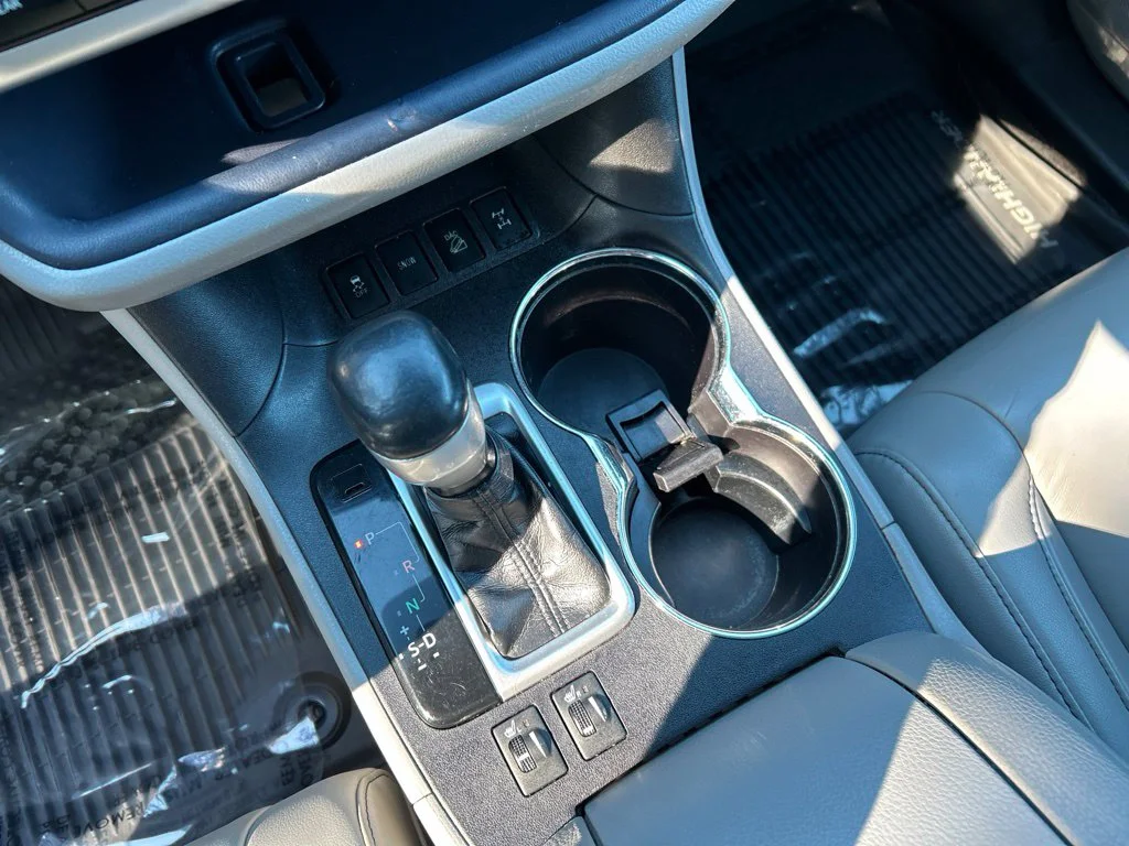 Used 2019 Silver Toyota XLE image 21
