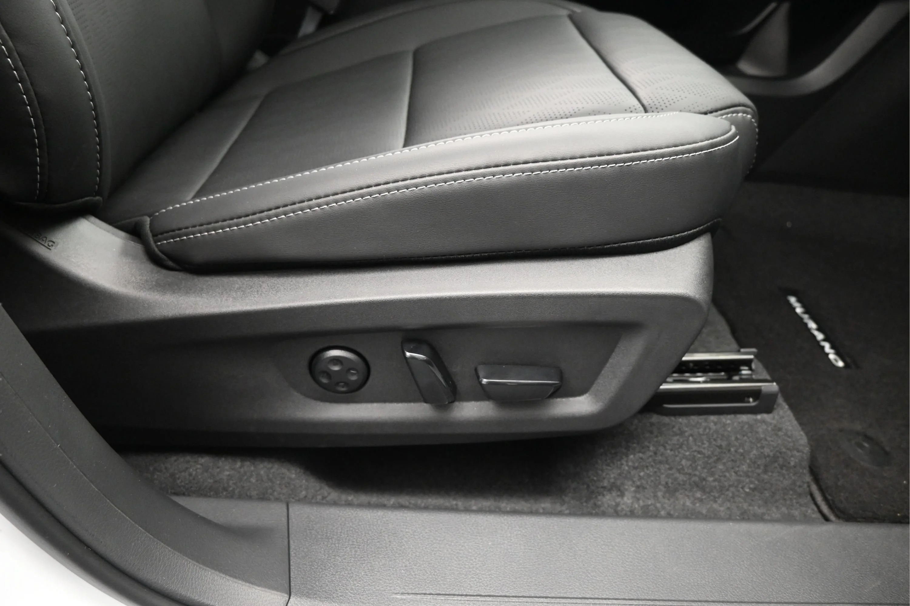 New 2026 Everest White Pearl TriCoat / Super Black Two-tone Nissan Platinum image 15
