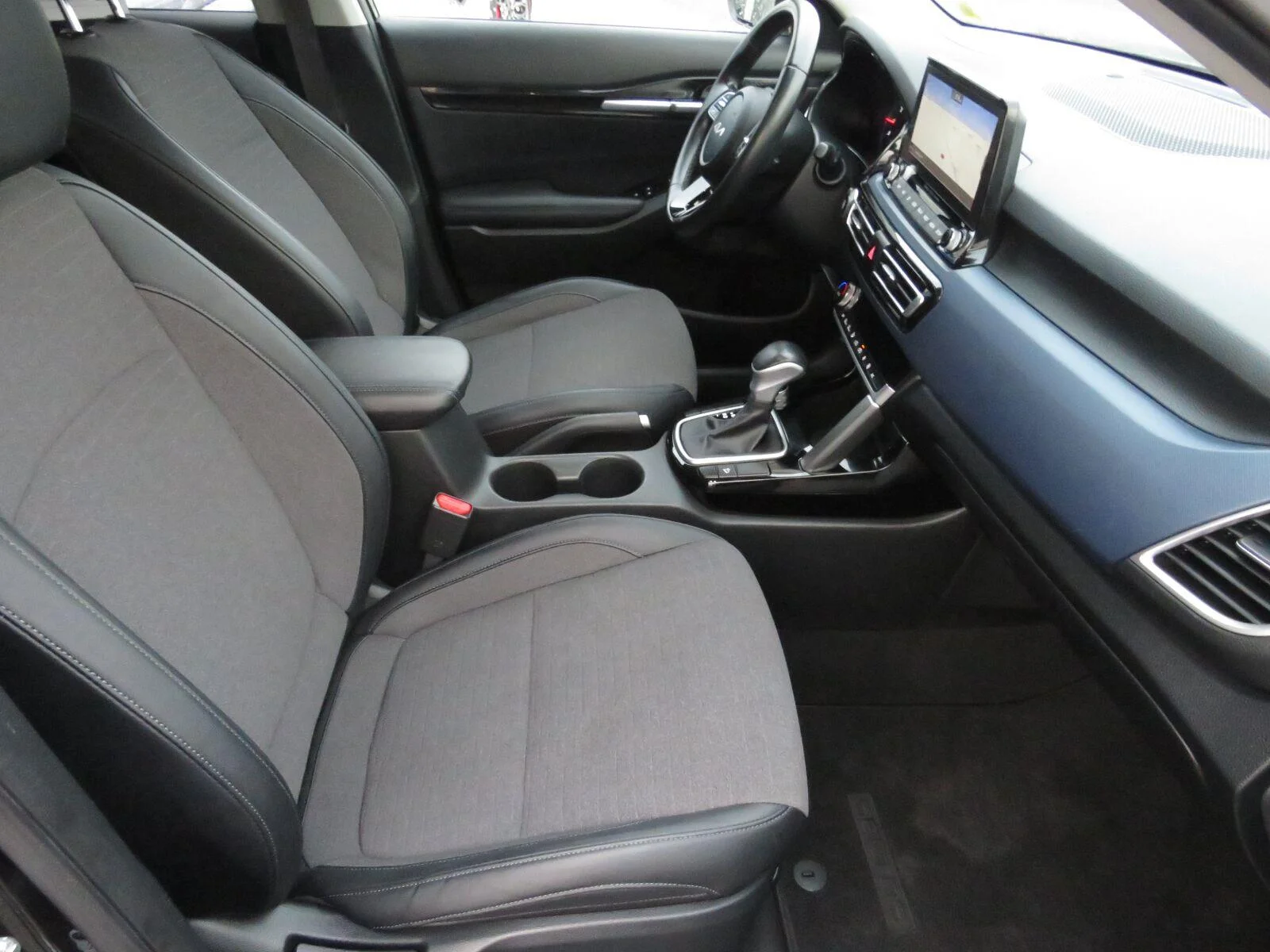 Used 2022 Cherry Black Kia S image 16