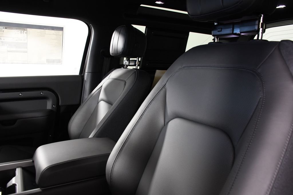 New 2026 Santorini Blk Land Rover V8 image 17